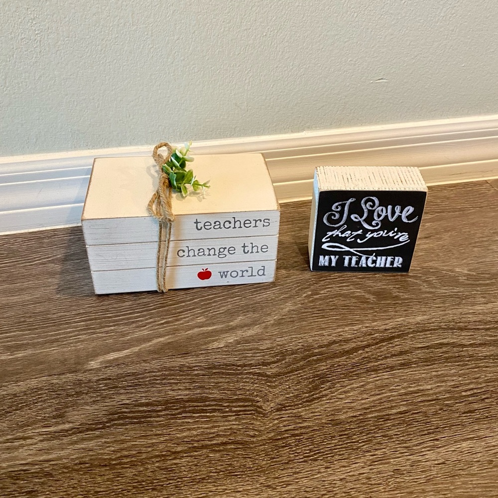 “Teachers Change the World” 
w/leaf & bow embellishment Book Stack